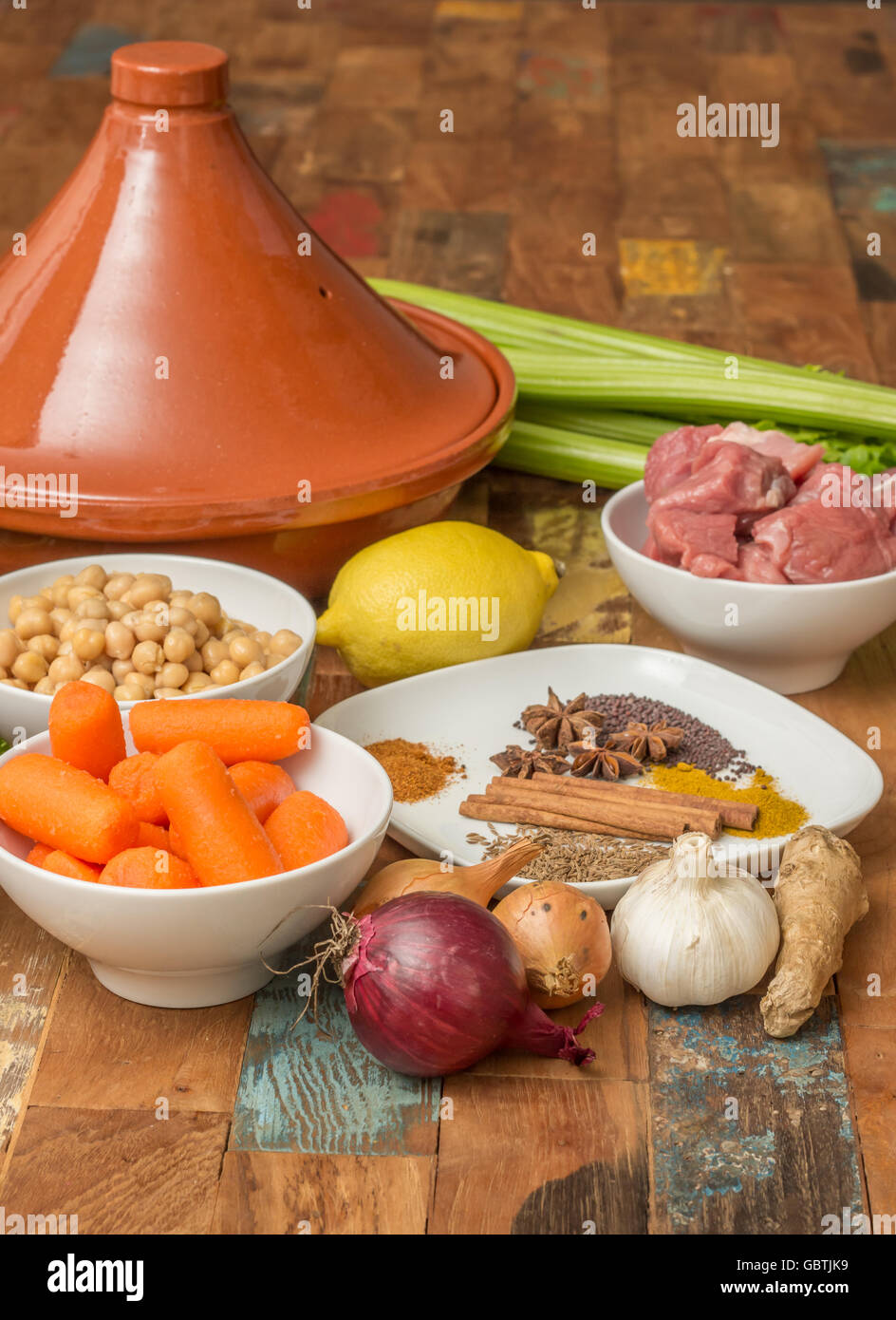 Ingrédients pour un plat à tajine marocain avec les pois chiches, l'agneau, carottes, céleri, citron, l'oignon, la cannelle, l'anis étoilé Banque D'Images