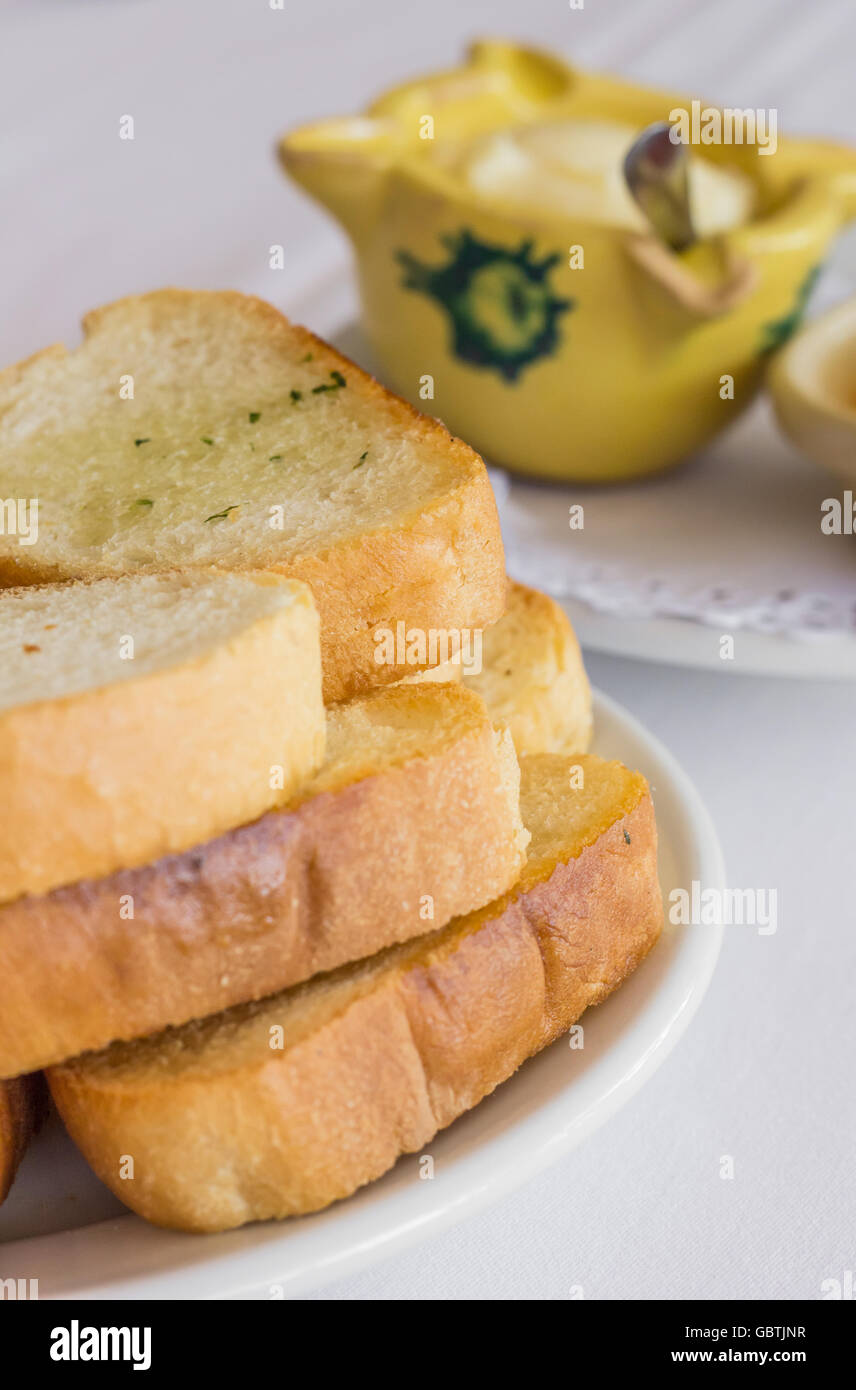 Des tapas avec du pain blanc grillé, de l'huile d'olive et de l'aïoli Banque D'Images