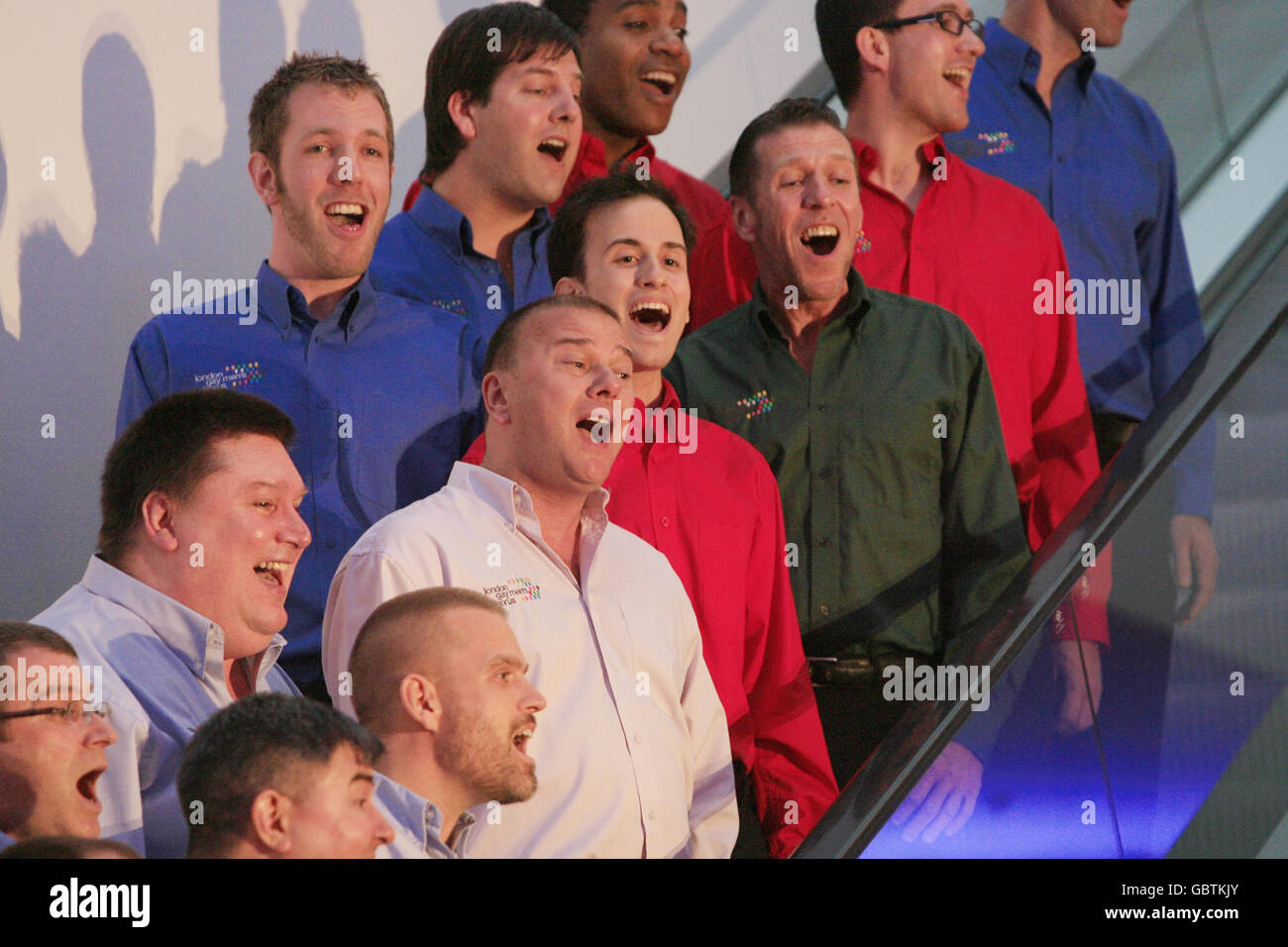 The London gay Men's Chorus chante à l'avant-première de l'exposition gay Icons du National Portrait Gallery dans la galerie centrale de Londres. Banque D'Images