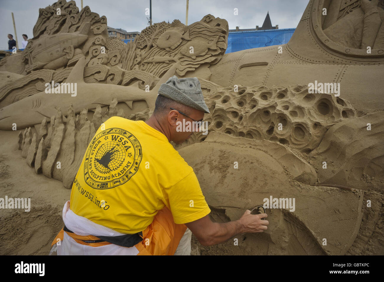 Le sculpteur de sable professionnel Leonardo Ugolini, 39 ans, d'Italie, travaille sur sa sculpture Jacques Cousteau lors du festival annuel de sculptures de sable sur la plage de Weston-super-Mare . Banque D'Images