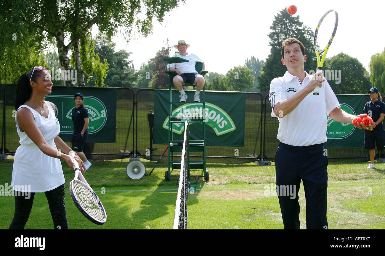 La chanteuse Alesha Dixon joue au tennis avec l'ancien numéro britannique 1 Tim Henman sur la mini court de Robinsons avant les championnats de Wimbledon 2009 au All England Lawn tennis and Croquet Club, Wimbledon, Londres. Banque D'Images