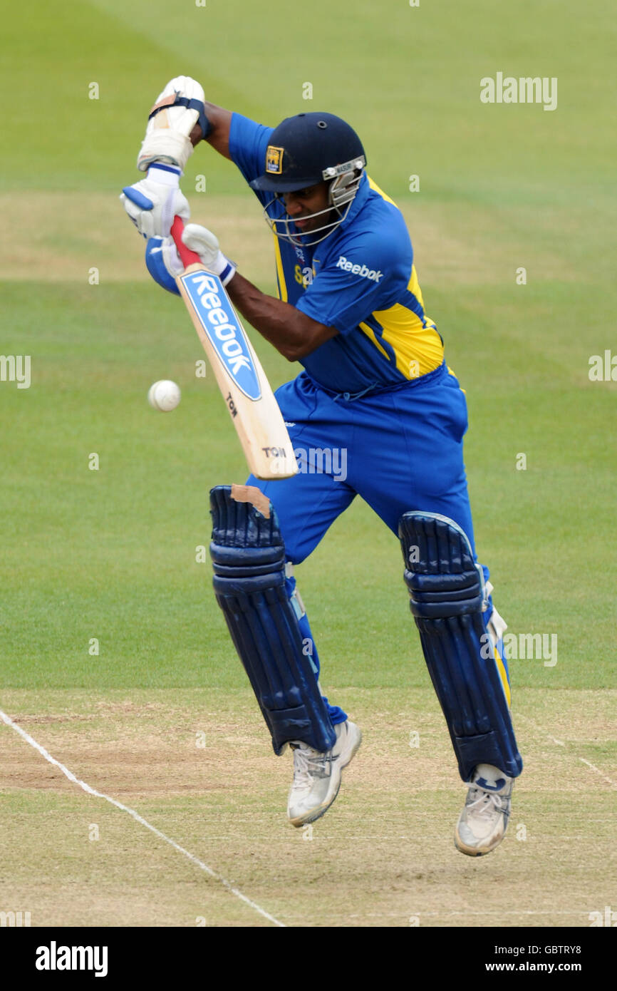 Sri lankas angelo mathews chauves souris Banque de photographies et d