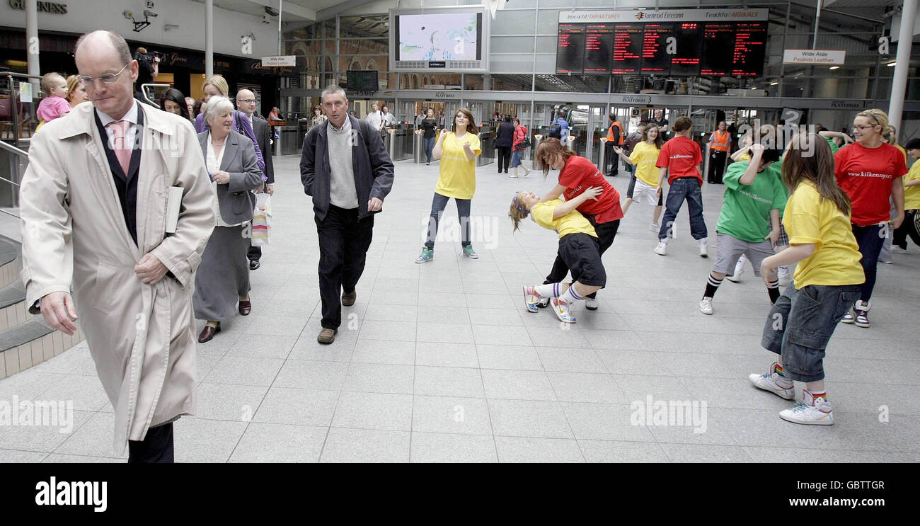 Les personnes qui se déplacent à l'heure de pointe à la gare Connolly de Dublin sont confrontées à une foule de danseurs lors du lancement du programme Kilkenny Arts Festival 2009. Banque D'Images