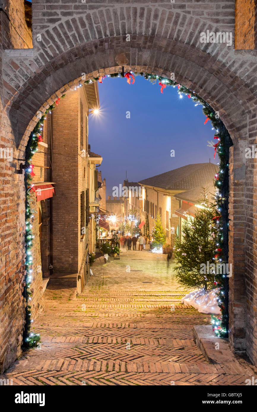 L'Italie, marches, l'ancienne ville de Gradara. Elle est célèbre comme étant l'emplacement de l'épisode de Paolo et Francesca décrits par Dante Alighieri dans le V Canto de son brasier. Noël Banque D'Images
