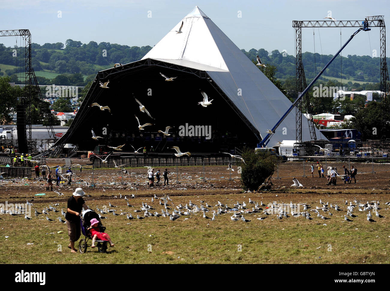 Un troupeau de mouettes volent autour du site alors que les festivaliers partent après le festival Glastonbury de 2009 à Pilton, dans le Somerset. Banque D'Images