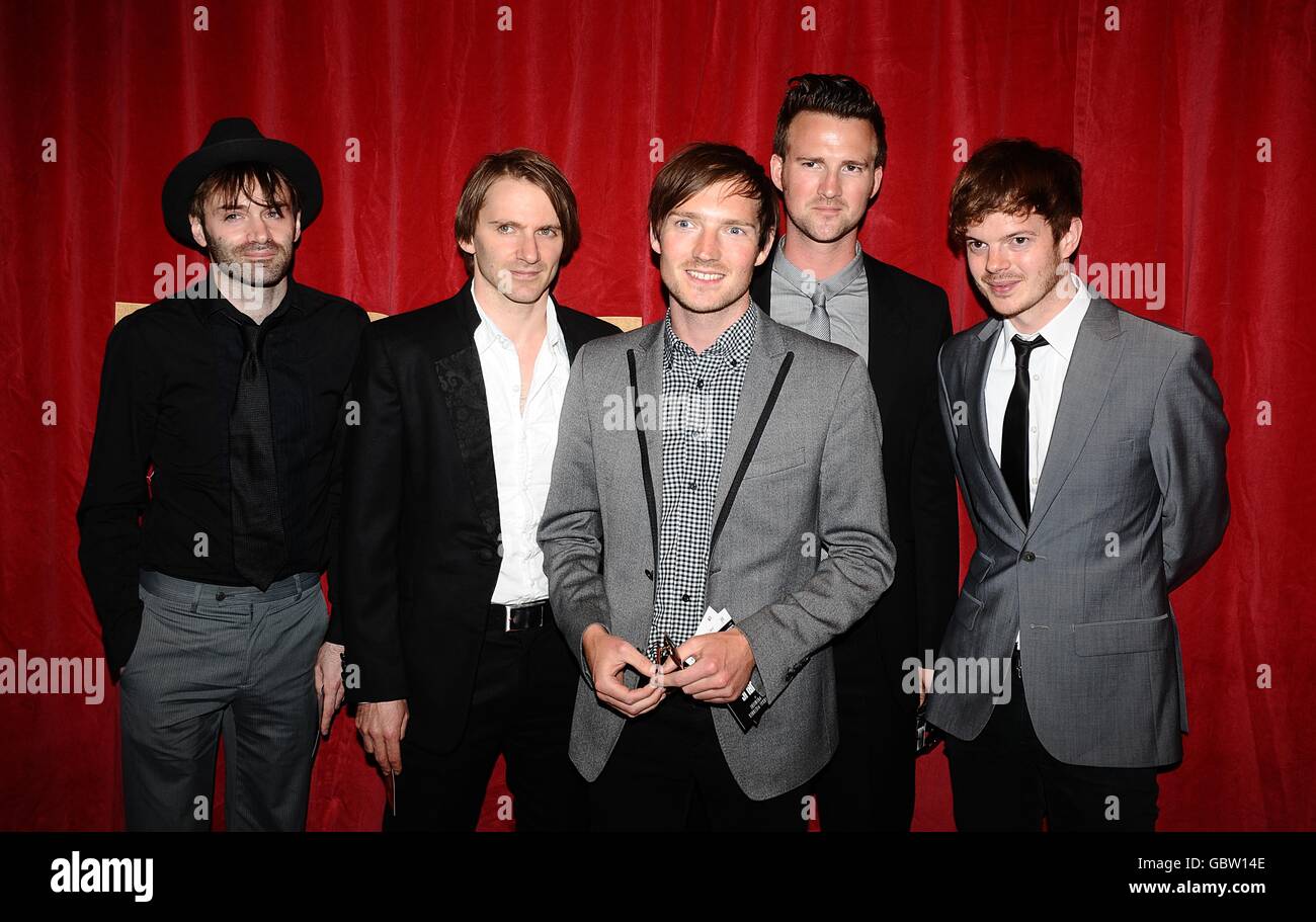 DaN Gillespie vend (au centre), Paul Stewart (deuxième à droite), Kevin Jeremiah (deuxième à gauche), Ciaran Jeremiah (à gauche) et Richard Jones du sentiment d'arrivée pour la première européenne des ennemis publics à l'Empire Leicester Square, Londres. Banque D'Images