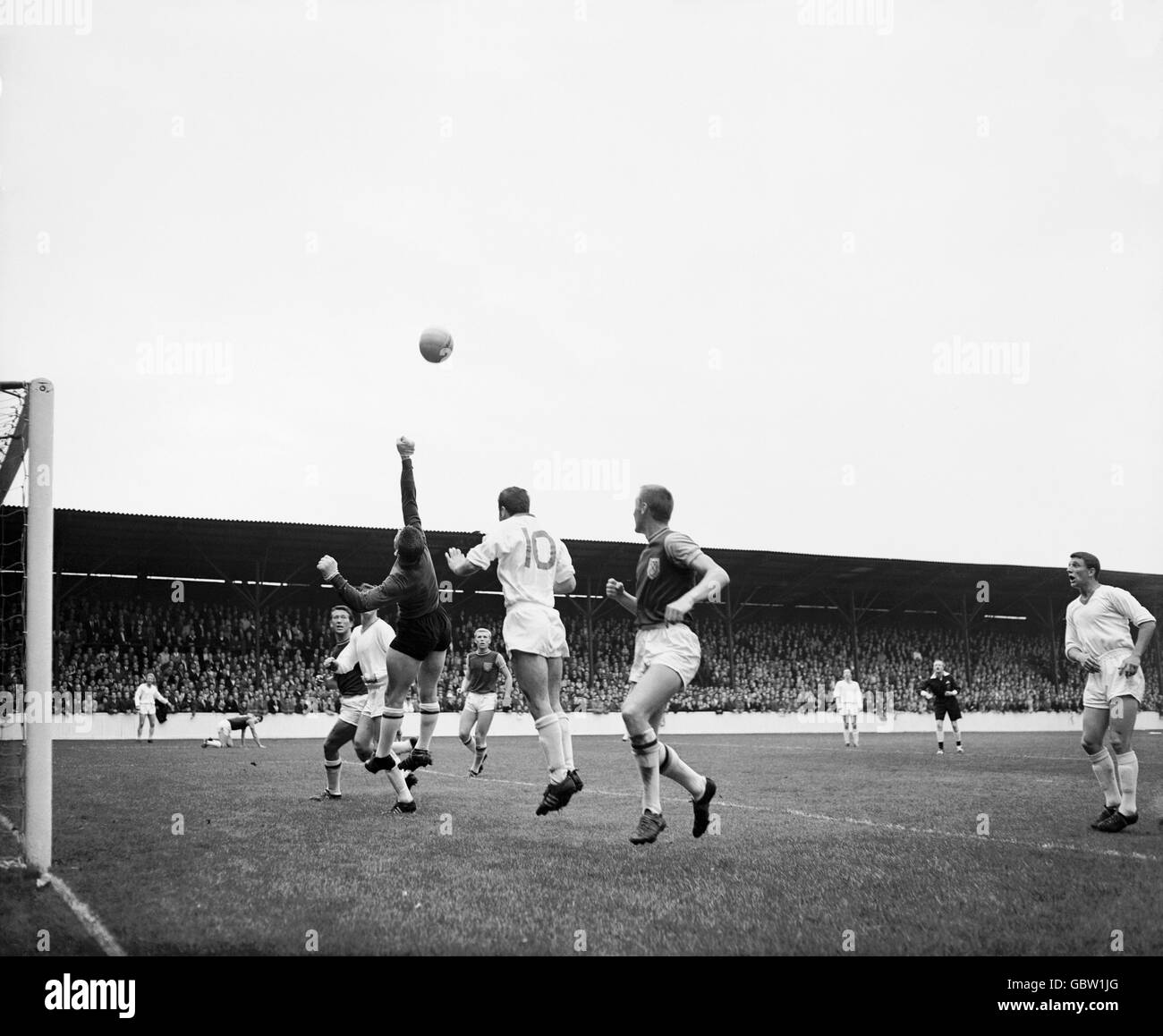 Le gardien de but de West Ham United Lawrie Leslie (troisième l) joue clairement à Mark Pearson (10) de Manchester United, sous la surveillance de ses coéquipiers Ken Brown (l), Bobby Moore (quatrième l) et Joe Kirkup (deuxième r), et David Herd (r) et Dennis Viollet (deuxième l) de Manchester United. Banque D'Images