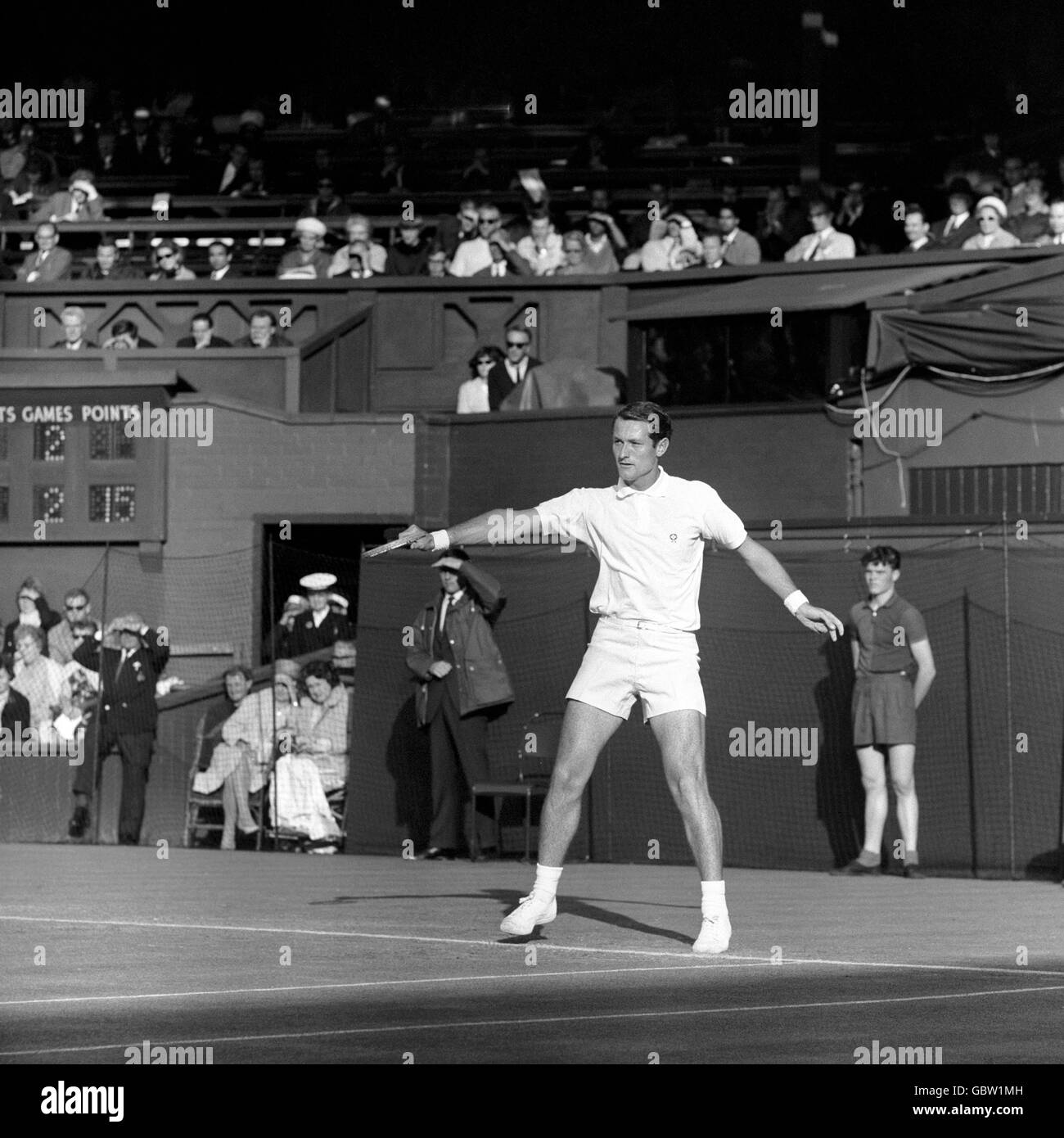 Le joueur de tennis britannique Mike Sangster en action contre l'australien Roy Emerson qui défend son titre de Wimbledon, lors de leur deuxième match au Center court. Banque D'Images