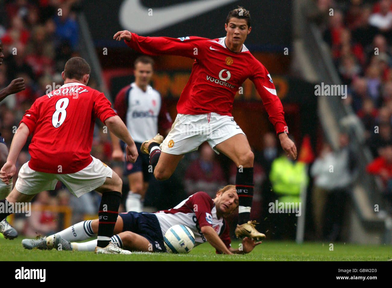 Wayne Rooney de Manchester United (l) attend le ballon alors que son  coéquipier Cristiano Ronaldo (r) saute un défi de Gaizka Mendieta de  Middlesbrough (plancher Photo Stock - Alamy