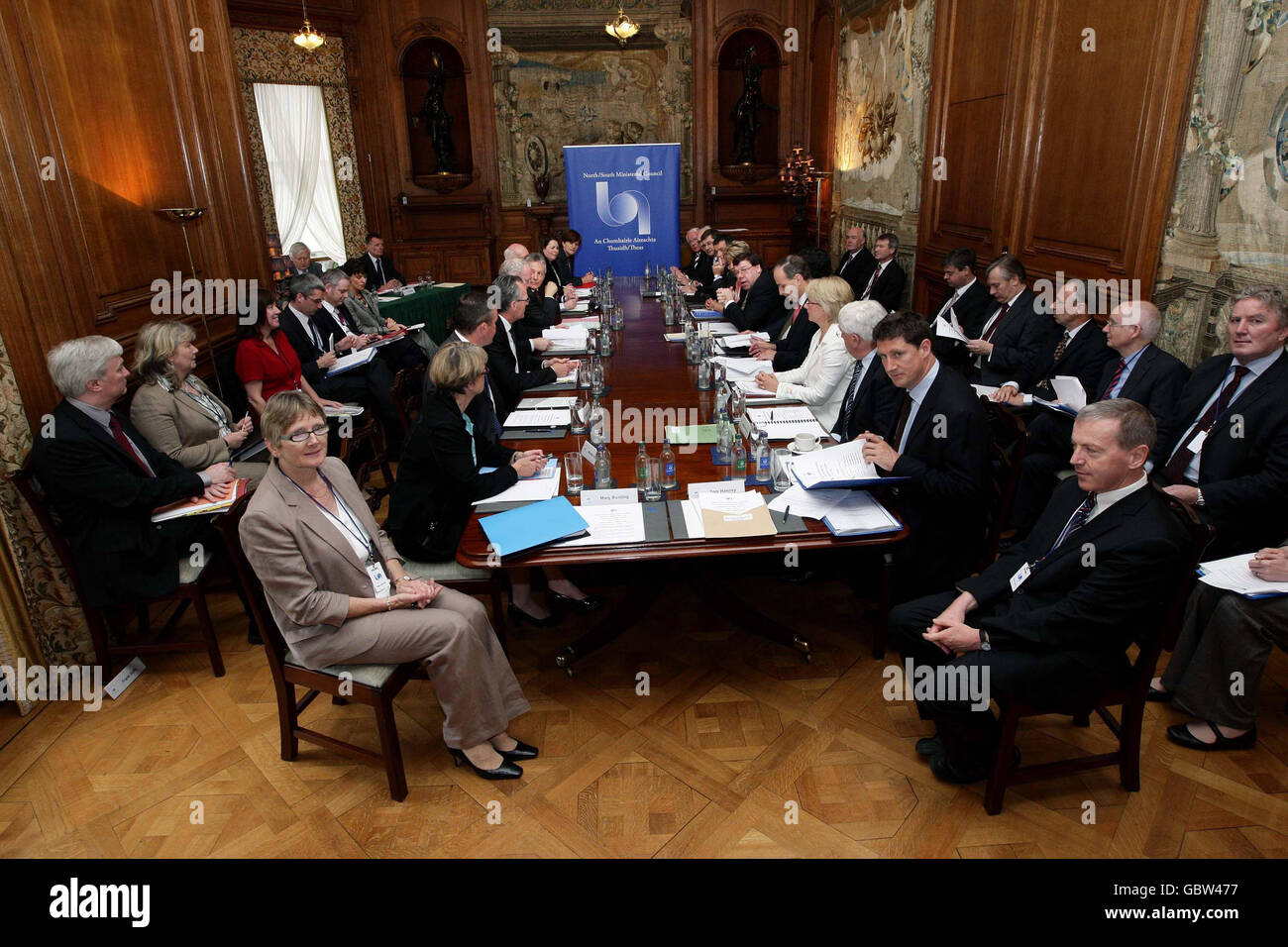 Taoiseach Brian Cowen est rejoint par les ministres irlandais et les ministres d'Irlande du Nord lorsqu'ils débutent la dernière réunion du Conseil ministériel Nord-Sud à la Farmleigh House à Dublin. Banque D'Images