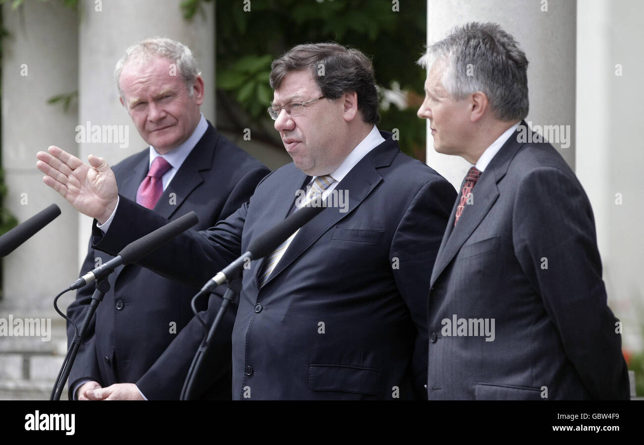 Le premier ministre adjoint de l'Irlande du Nord, Martin McGuinness, Taoiseach, Brian Cowen, et le premier ministre, Peter Robinson, après la dernière réunion du Conseil ministériel Nord-Sud à la Maison Farmleigh, à Dublin. Banque D'Images