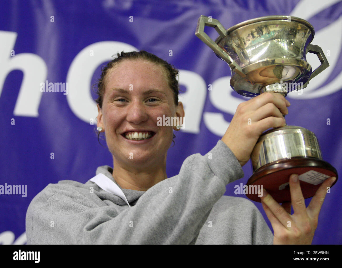 Gemma Spofforth célèbre sa victoire avec le trophée des gagnants lors des Championnats nationaux de natation Scottish Gas National Open 2009 au centre de loisirs de Tollcross Park, Glasgow, Écosse. Banque D'Images