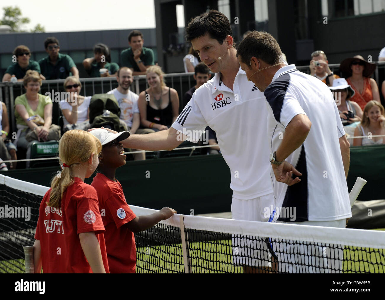 Tim Henman avec de jeunes joueurs de tennis Gemma Southwick (à gauche) et Andrew Watson, tous deux âgés de 9 ans, lors d'un événement d'entraînement HSBC Sponsewd lors des championnats de Wimbledon 2009 au All Engngland Lawn tennis and Croquet Club, Wimbledon, Londres. Banque D'Images