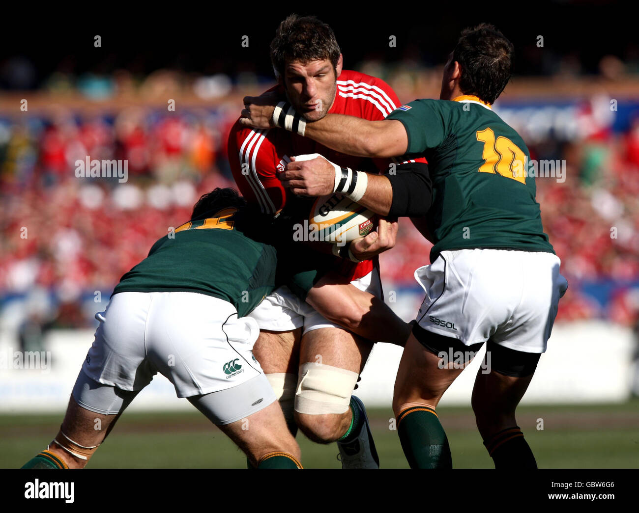 Simon Shaw (au centre), Lions britanniques et irlandais, est attaqué par le Dr Ruan Pienaar (à droite) d'Afrique du Sud, Jean de Villiers, lors du deuxième match de test à Loftus Versfeld, Pretoria, Afrique du Sud. Banque D'Images