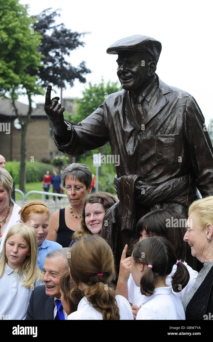 L'ancien juge-arbitre de cricket Dickie Bird statue, dévoilé dans sa ville natale de Barnsley. Banque D'Images