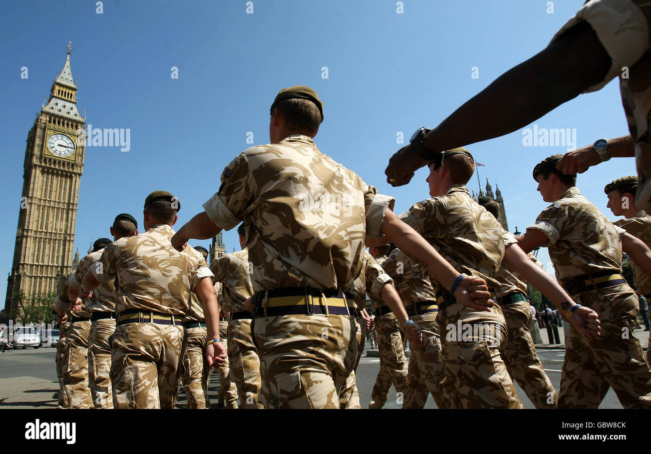 Les troupes de la 3 Brigade Commando défilent vers les chambres du Parlement, à Westminster, Londres, pour assister à une réception organisée par le ministre des Forces armées, Bill Rammell. Banque D'Images