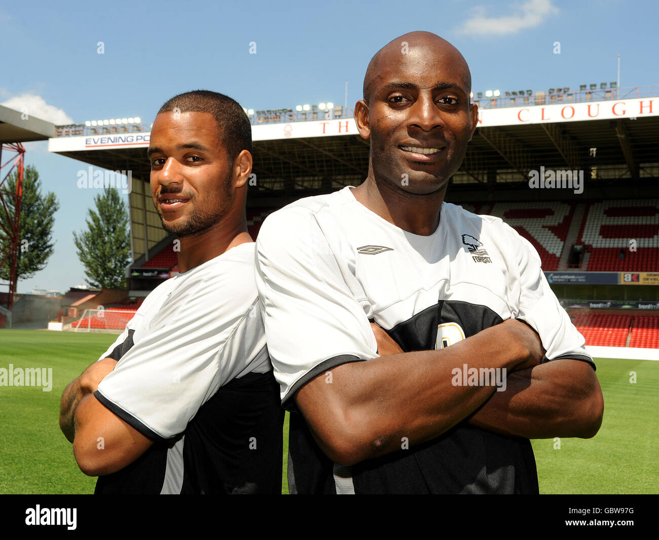 Les nouvelles enseignes de la forêt de Nottingham DELE Adebola (à droite) et David McGoldrick Posez pour une photo pendant l'appel de presse à Nottingham Club de football Forest Banque D'Images