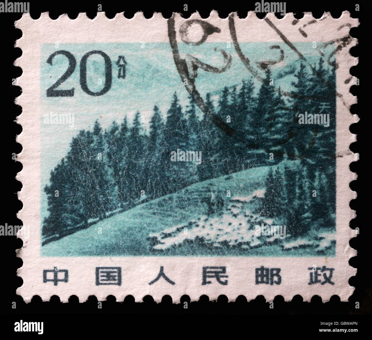 Timbres en Chine montre image de highland chinois avec des pins de la montagne Tianshan, vers 1983 Banque D'Images