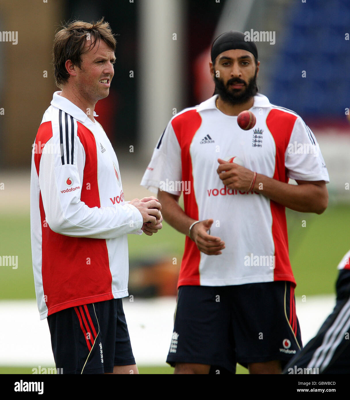 Cricket - les cendres 2009 - npower First Test - Angleterre v Australie - Angleterre nets - Sophia Gardens. Graeme Swann (L) et Monty Panesar en Angleterre Banque D'Images
