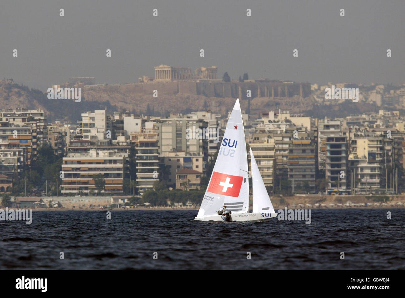 Voile - Jeux Olympiques d'Athènes 2004 - Keelboat pour hommes - classe Star.L'équipage suisse n'a pas le temps de prendre le point de vue en passant sous le Parthénon Banque D'Images