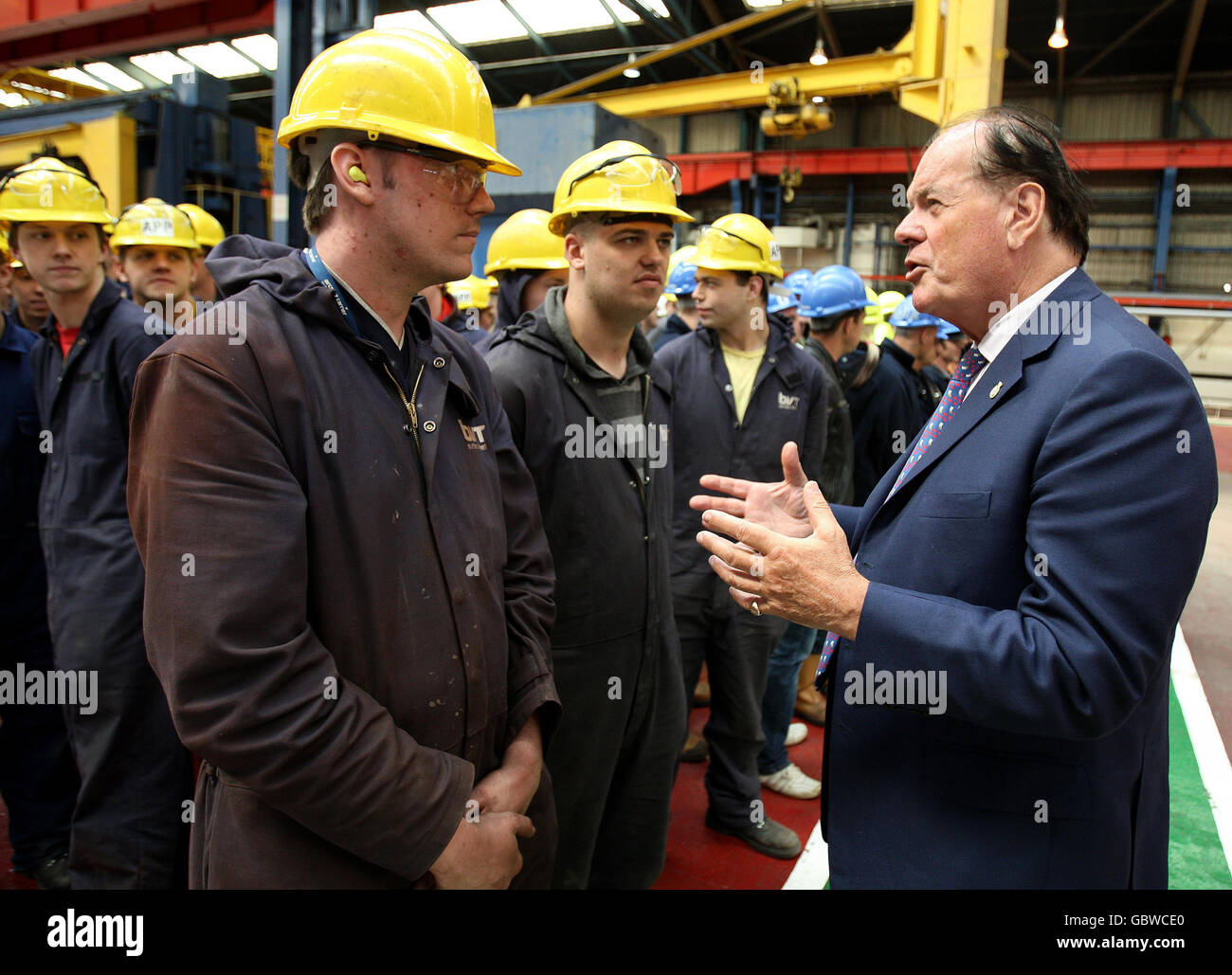 Quentin Davis, ministre de l'équipement de défense et du soutien, rencontre des apprentis au chantier naval de la flotte de surface de BVT à Govan, Glasgow, où la princesse Royal a participé à la symbolique « découpe de l'acier » pour la coque du premier des deux nouveaux porte-avions du Royaume-Uni. Banque D'Images