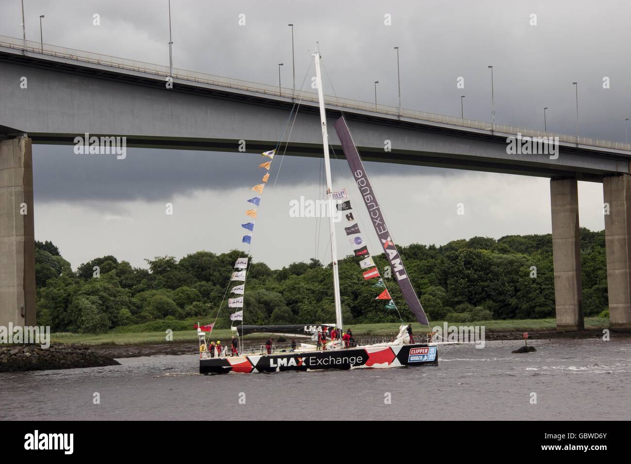 LMAX Clipper round the world yacht arrivant à Derry. Banque D'Images