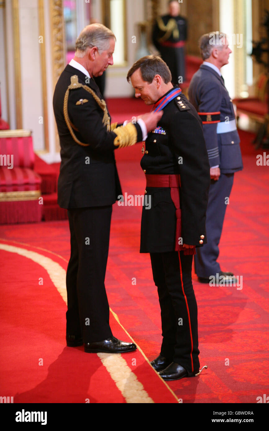 Le colonel Richard Iron est nommé Compagnon de l'ordre de St Michael et de St George pour les services en Irak par le Prince de Galles au Palais de Buckingham. Banque D'Images