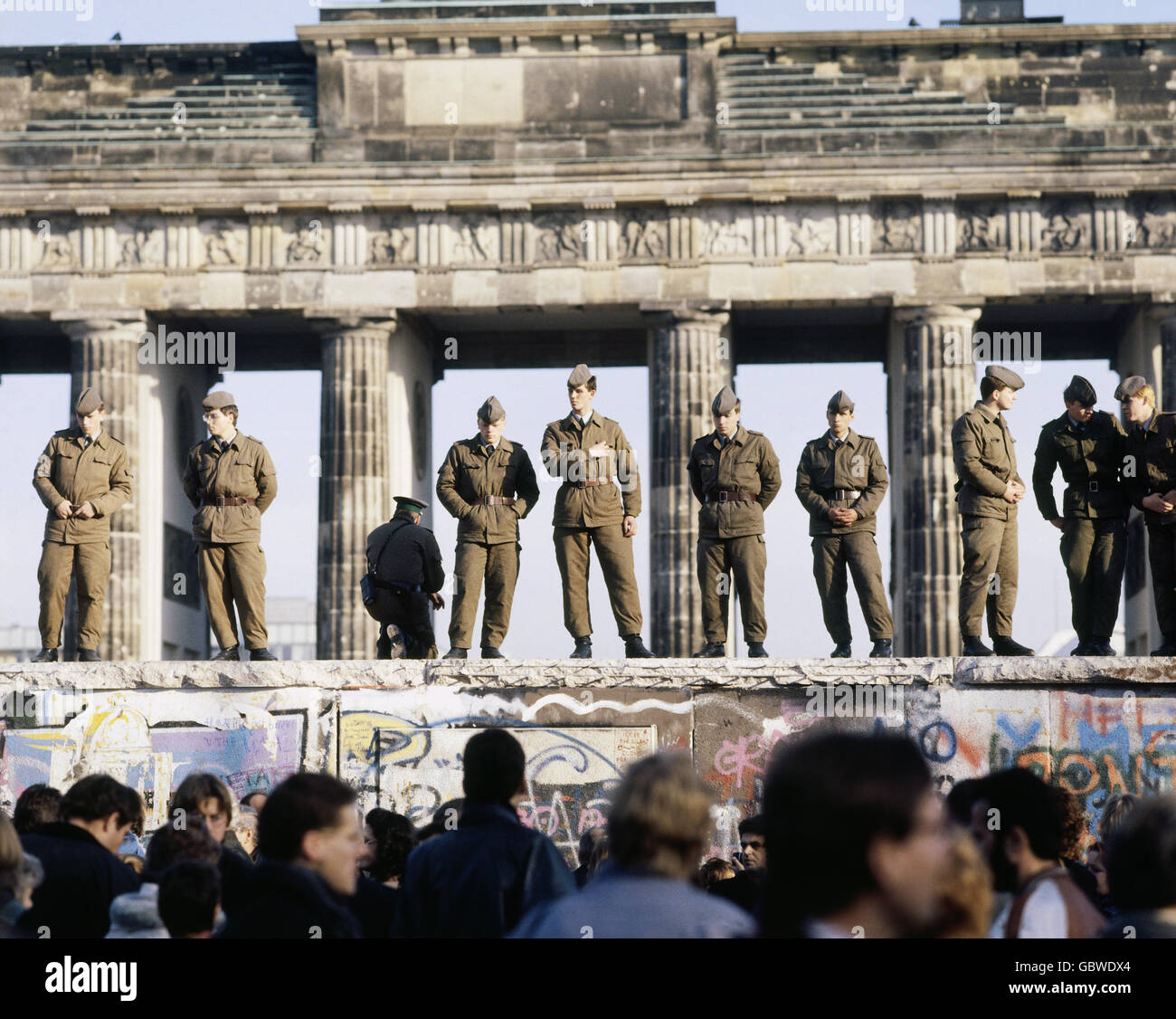 Soldiers in front of the brandenburg gate in berlin Banque de photographies  et d'images à haute résolution - Alamy