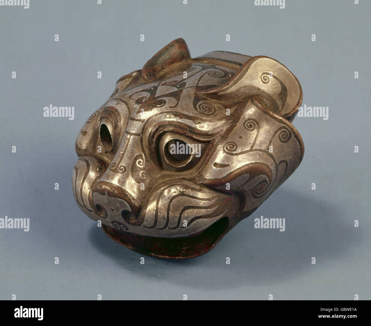 Beaux-arts, la Chine, la tête d'un tigre avec des dépôts d'argent, plus tard l'Est de dynastie Zhou, 3e siècle avant J.-C., de l'inhumation, les yeux de l'objet étaient probablement prises pour les encarts de pierre gemme, détail d'un état coach, Musée d'Arts Asiatiques de l'Est, Cologne, Banque D'Images