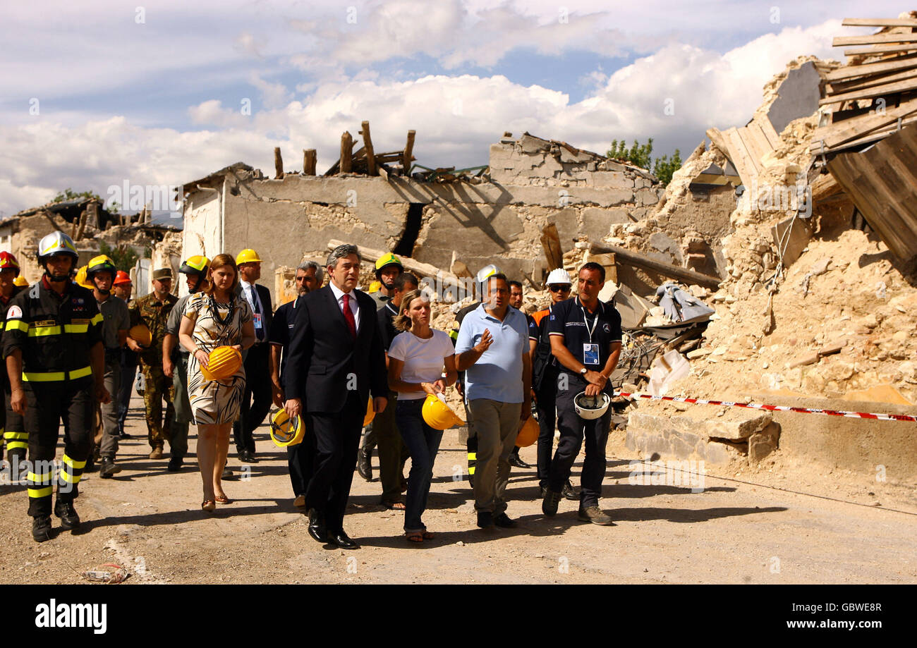 Le Premier ministre Gordon Brown et sa femme Sarah visitent le village ruiné d'Onna près de l'Aquila, en Italie, qui était à l'épicentre du tremblement de terre qui a frappé la région le 6 avril 2009. Banque D'Images