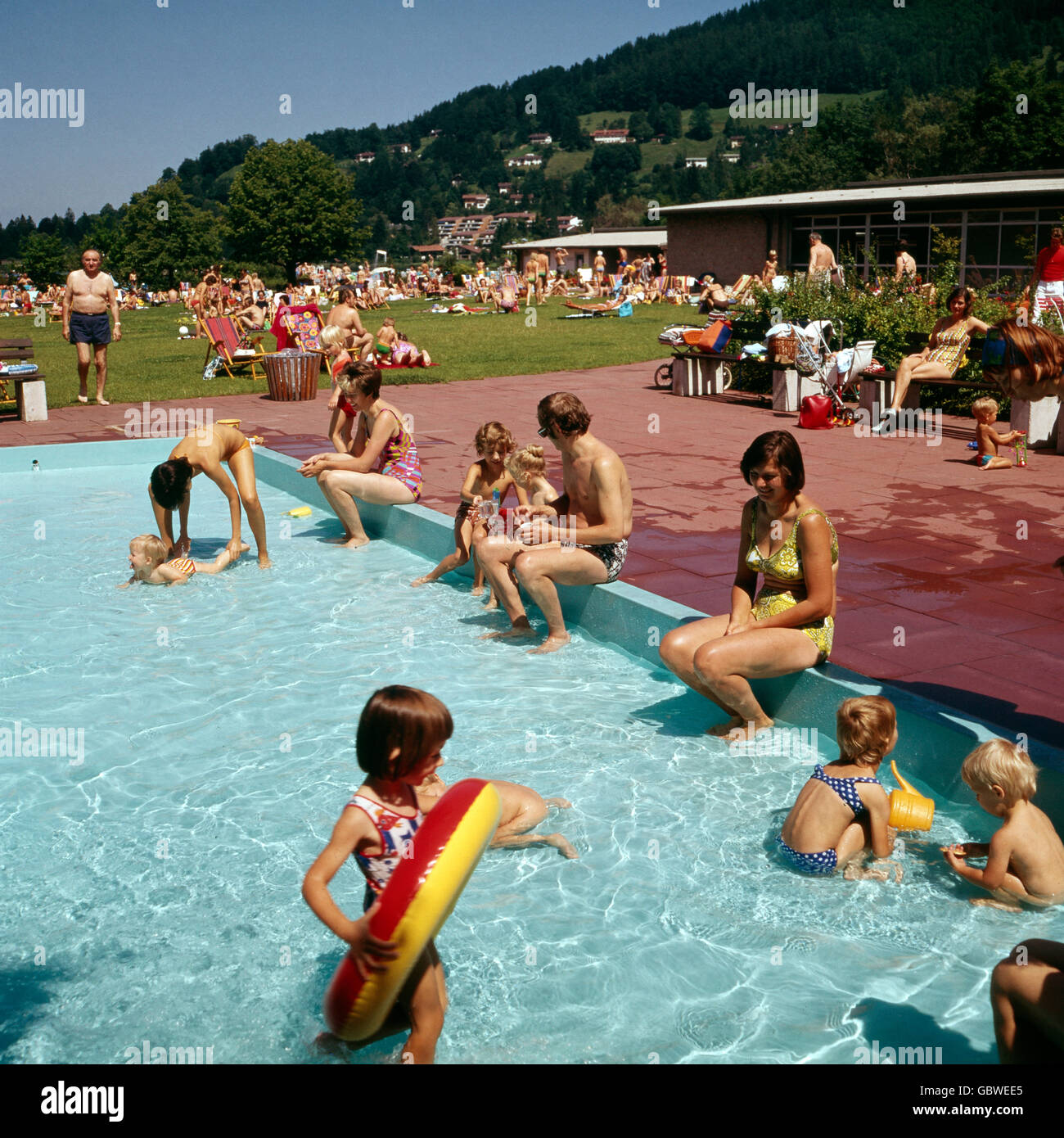 Reise nach Deutschland, Bayern. Voyage vers l'Allemagne, en Bavière. Schwimmbad am Tegernsee dans den Années 1970 er Jahren, Oberbayern. Piscine du lac Tegernsee dans les années 1970, la Haute-Bavière. Banque D'Images