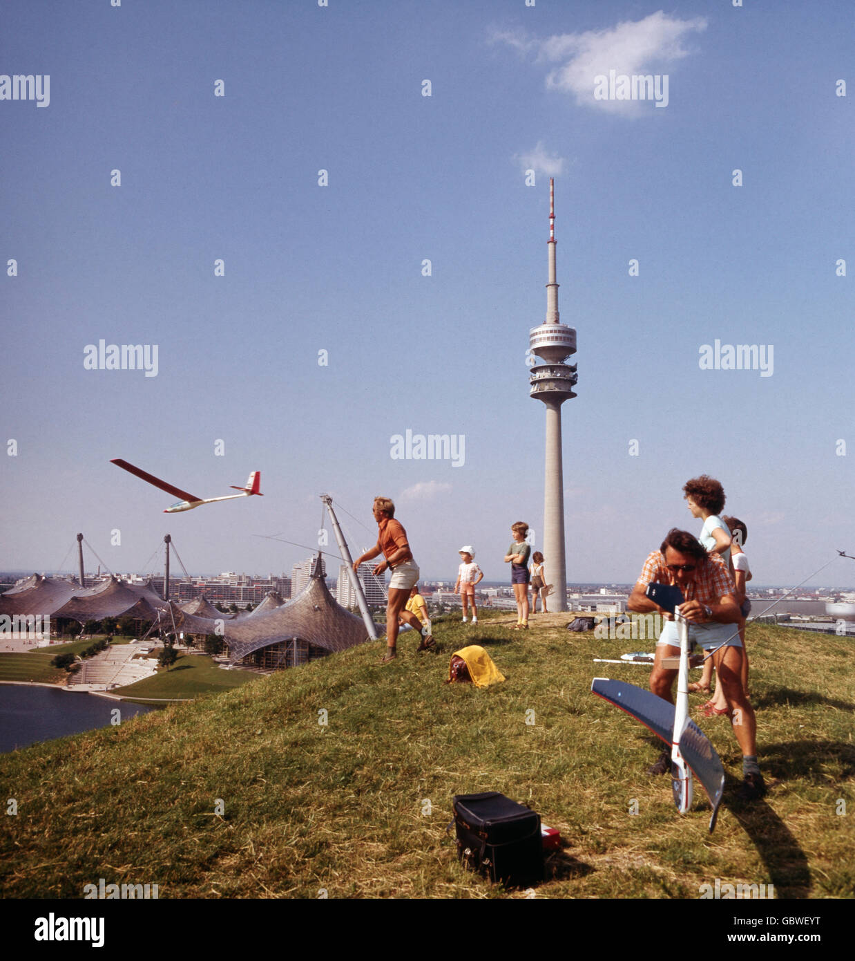 Sommer 1973. Freizeit im Olympiapark. Blick zum Olympiastadium und