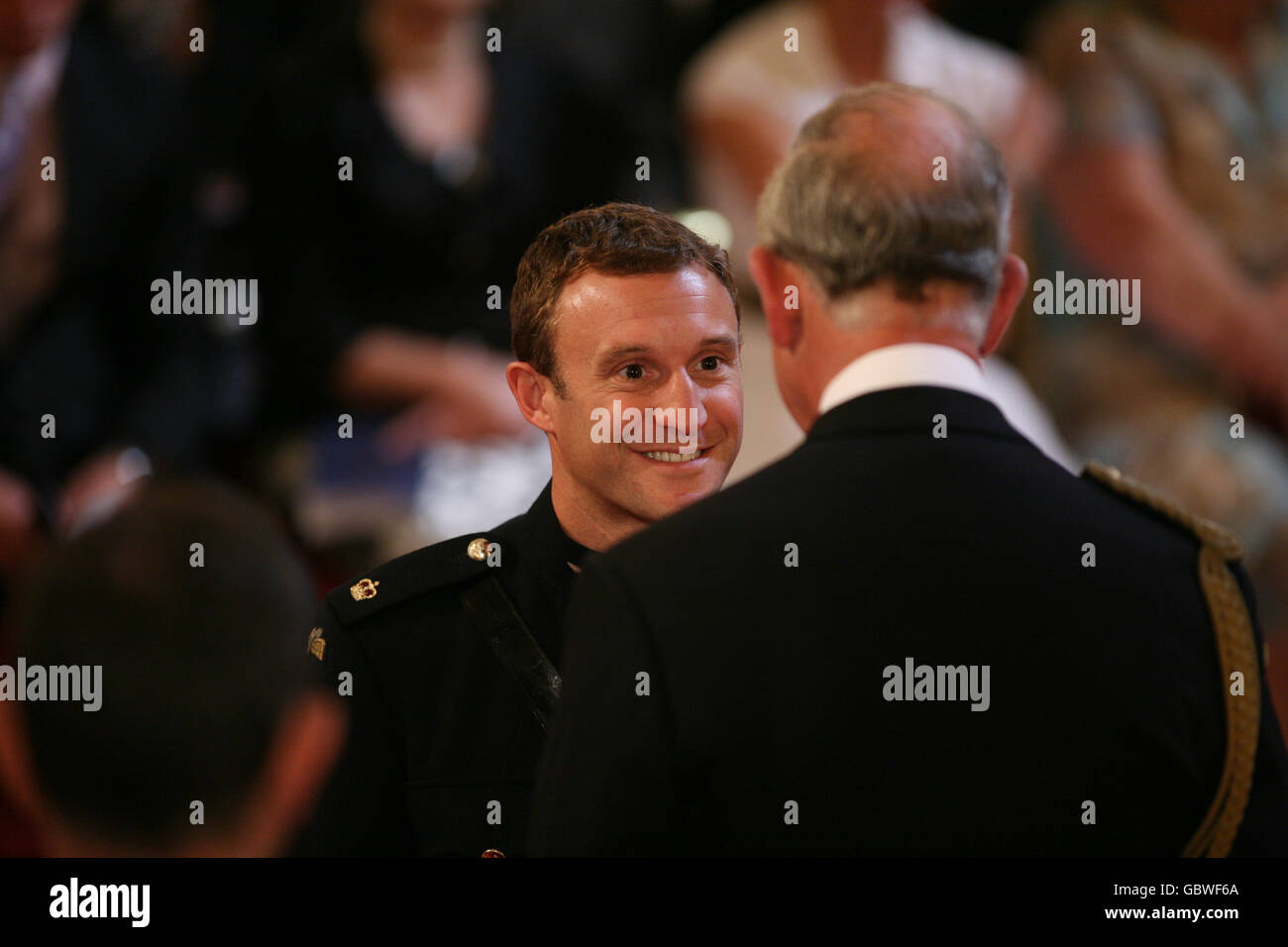Le major Russell Lewis est décoré de la Croix militaire pour des services en Afghanistan par le prince de Galles au palais de Buckingham. Banque D'Images