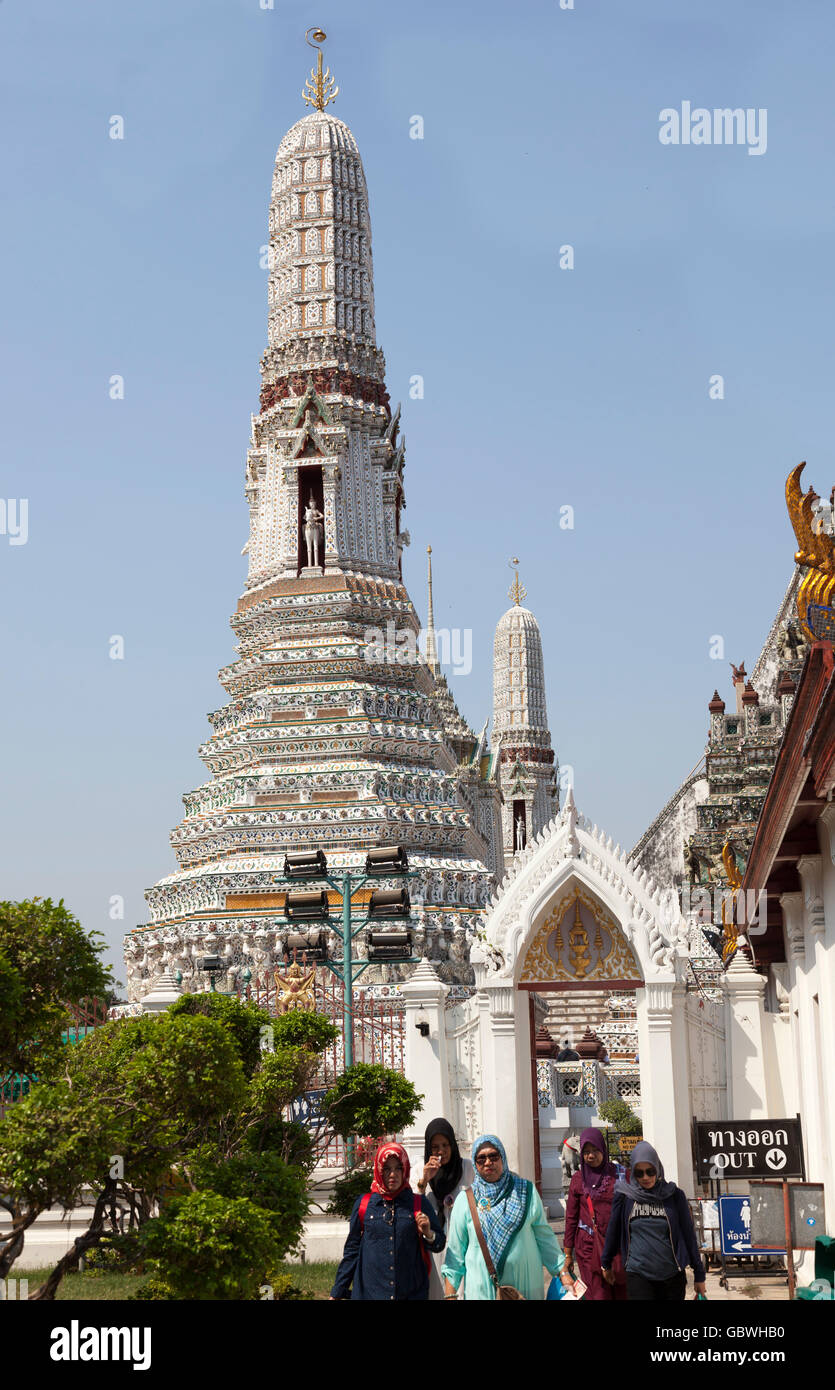 L'un des quatre satellites de la Wat Arun également connu comme le temple de l'aube, à Bangkok (Thaïlande). Une tour annexe du Wat Arun. Banque D'Images