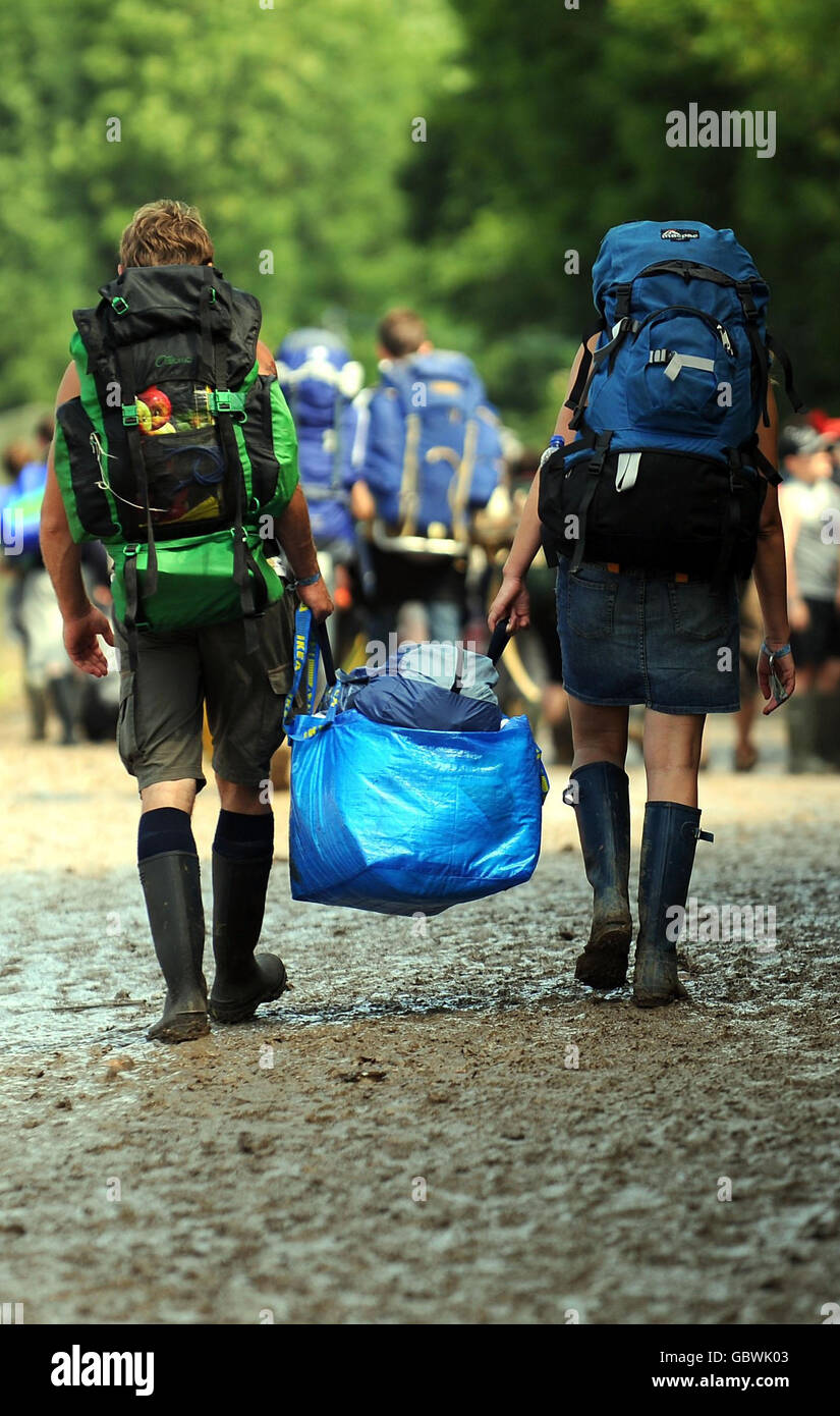 Les festivaliers commencent à rentrer chez eux après le Glastonbury Festival 2009 à Pilton, dans le Somerset, ouvrant la voie au nettoyage massif. Banque D'Images