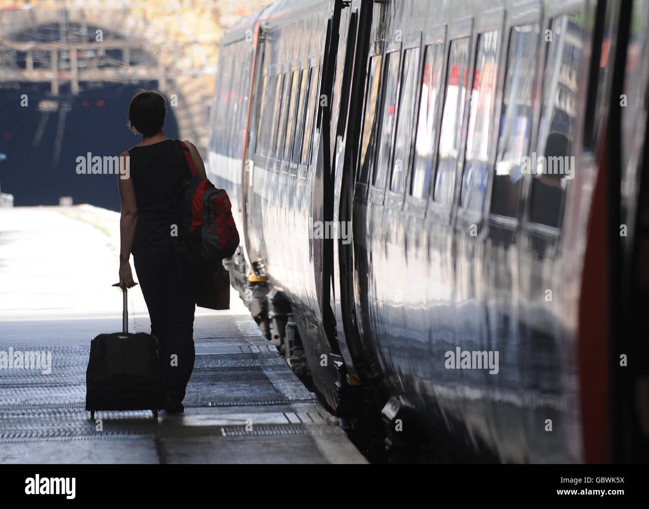Aujourd'hui, un passager monte à bord d'un train National Express depuis la gare Kings Cross de Londres. Banque D'Images