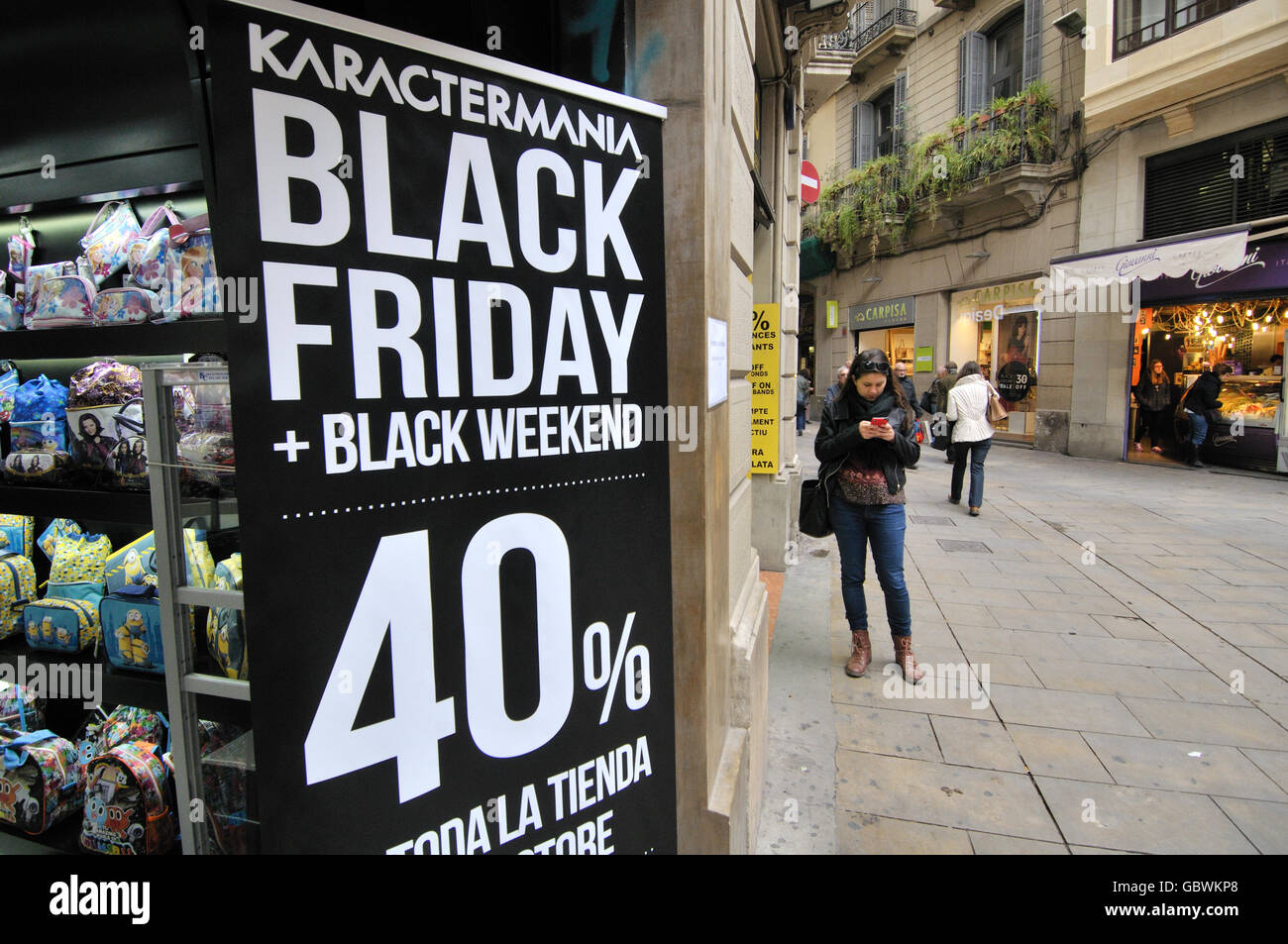 Magasin de vêtements avec un rabais sur le Black Friday, Barcelone,  Catalogne, Espagne Photo Stock - Alamy