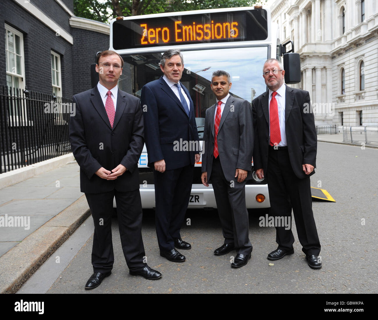 Le Premier ministre Gordon Brown, en compagnie de la compagnie d'autobus MD, examine le premier autobus entièrement alimenté par batterie prêt à l'emploi à Downing Street, à Londres Banque D'Images