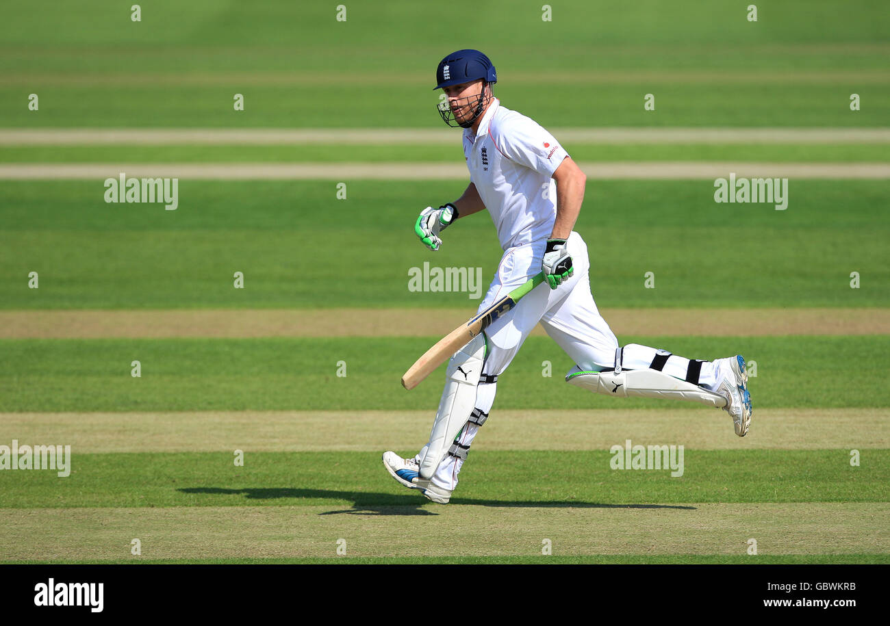 Cricket - amical - Premier jour - Warwickshire / Angleterre - Edgbaston. Andrew Flintock, en Angleterre, court entre les bickets Banque D'Images