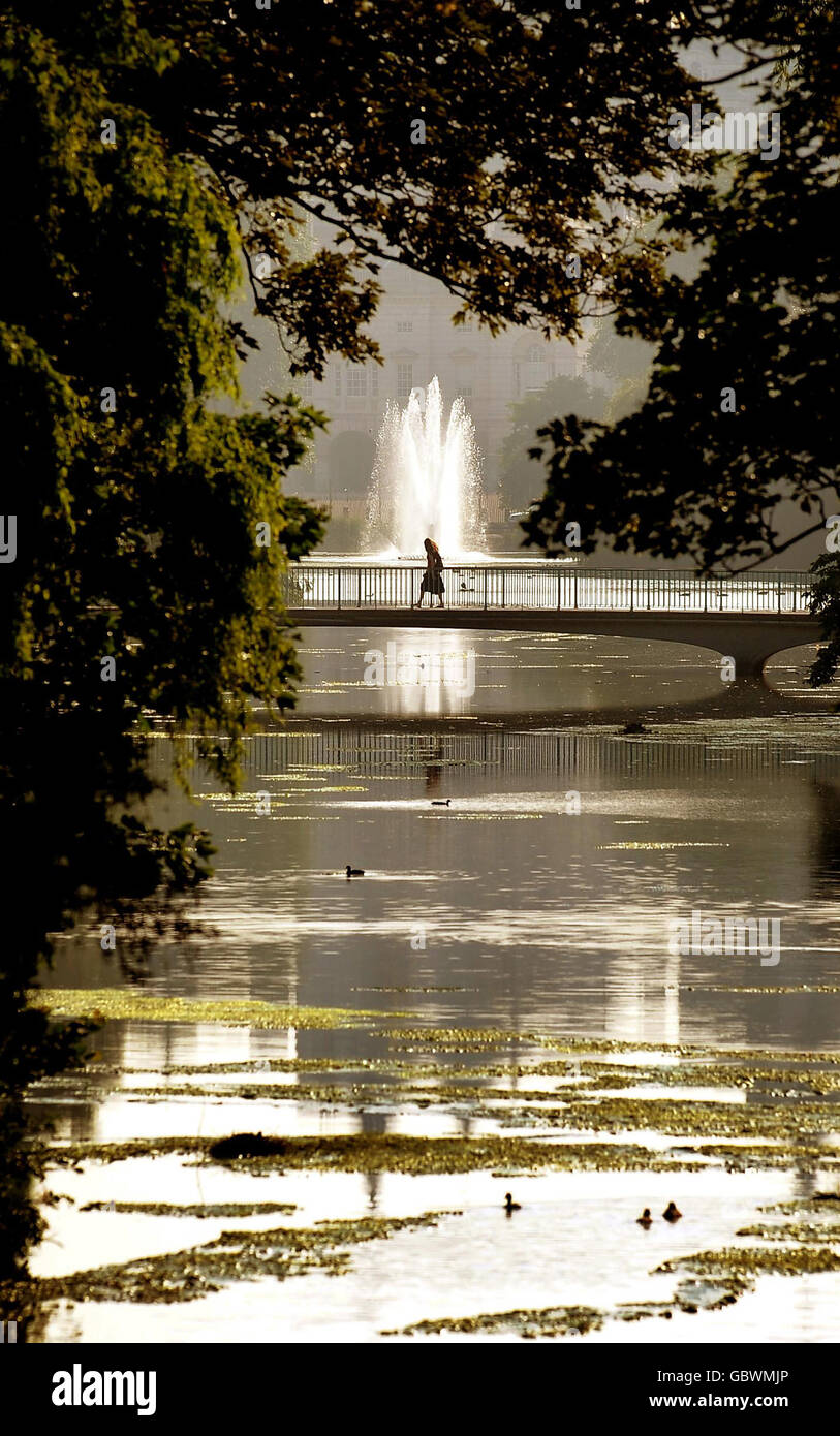 Vue générale sur le pont de l'autre côté de la Serpentine dans Hyde Park à Londres. Banque D'Images