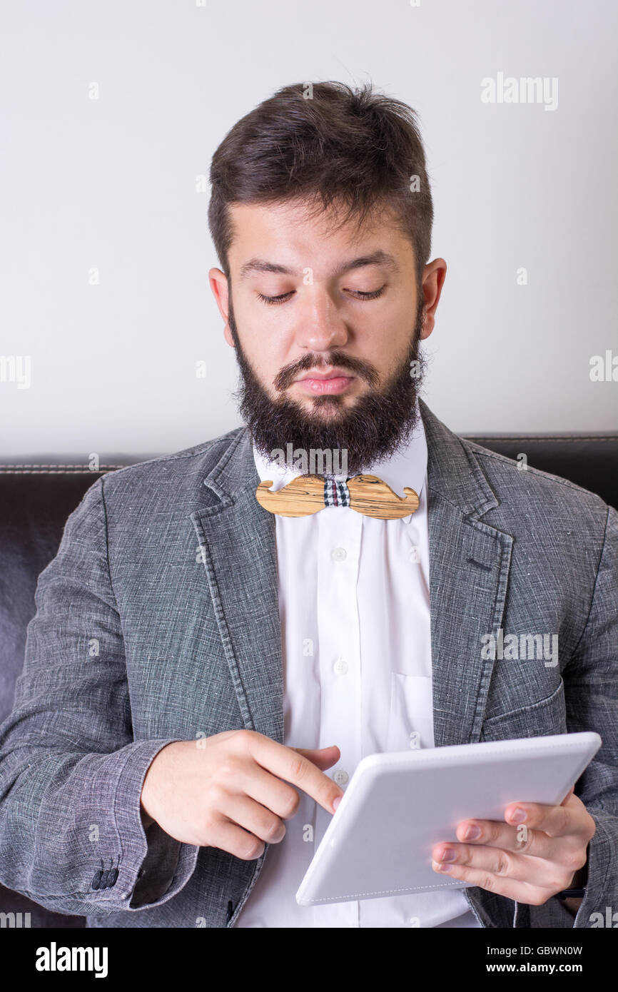 Homme barbu en costume portant un nœud papillon Banque D'Images