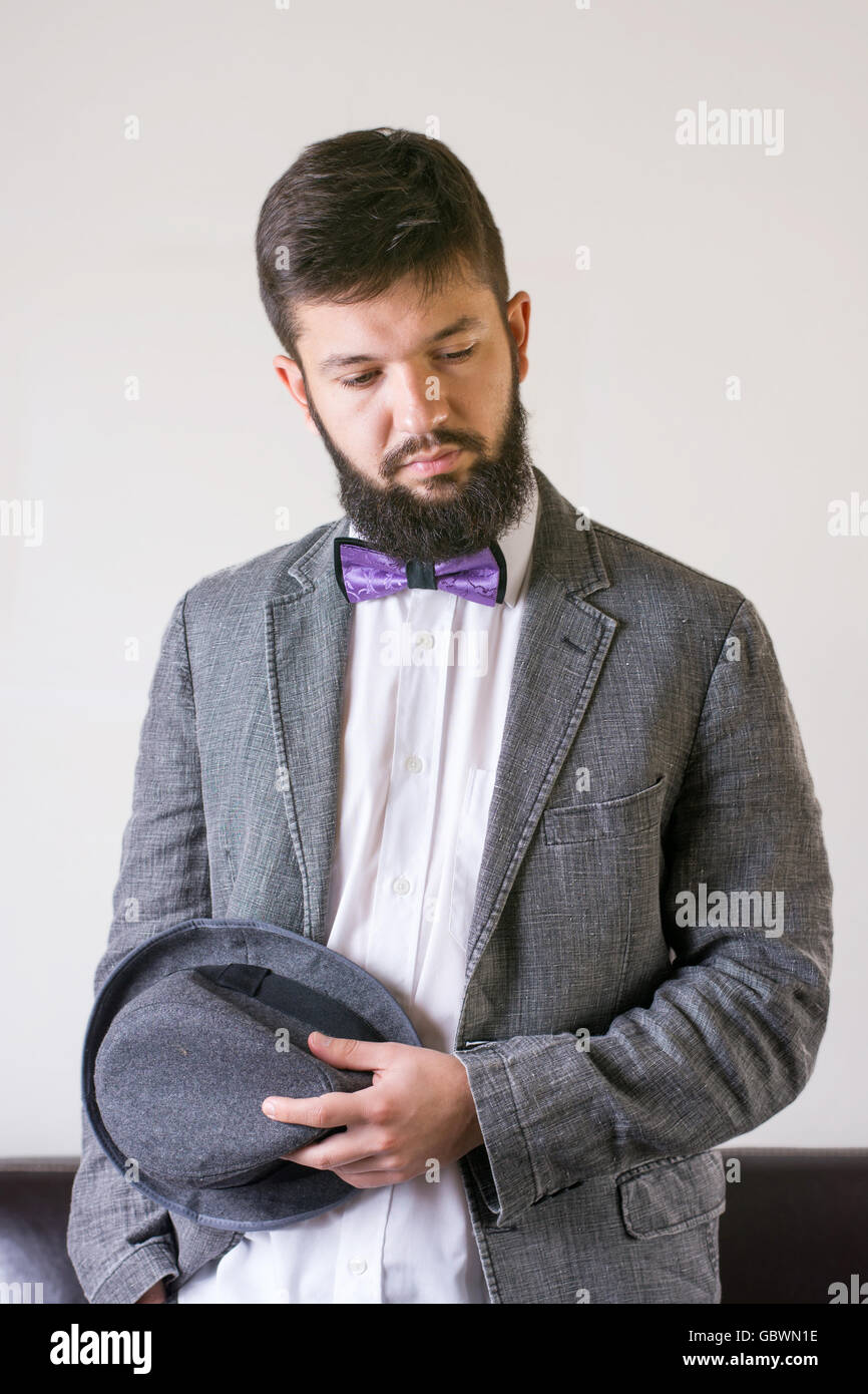 Homme élégant dans un costume avec une cravate d'arc Banque D'Images