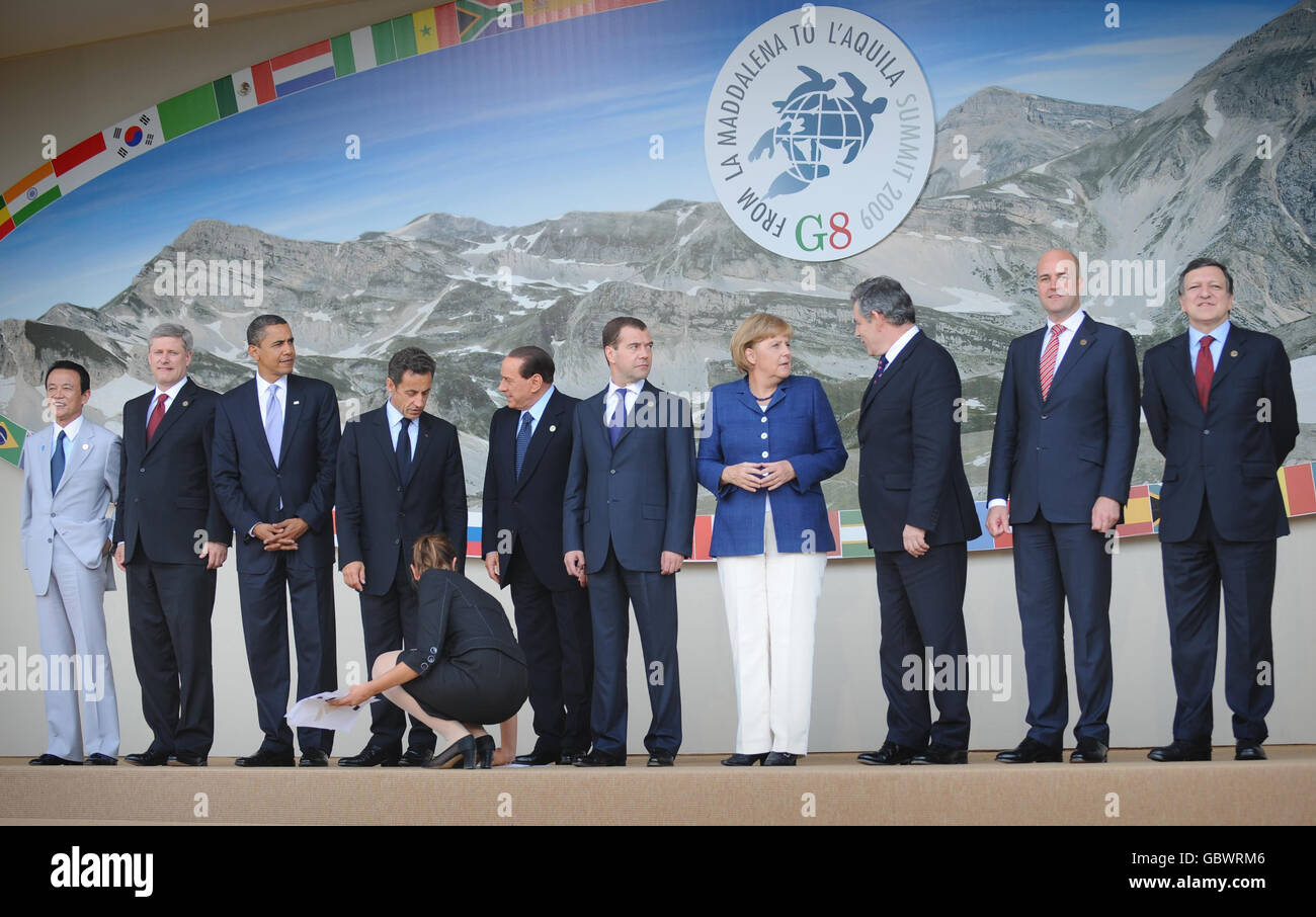 Les dirigeants du G8 posent pour la photo de famille (de gauche à droite) le premier ministre japonais Taro Aso, le premier ministre canadien Stephen Harper, le président des États-Unis Barack Obama, le président français Nicolas Sarkozy, le premier ministre italien Silvio Berlusconi, le président de la Russie Dmitry Medvedev, la chancelière allemande Angela Merkel, Le Premier ministre britannique Gordon Brown, le Président de l'UE et le Premier ministre suédois Fredrik Reinfeldt et Mauel Barroso de la Commission européenne. Banque D'Images