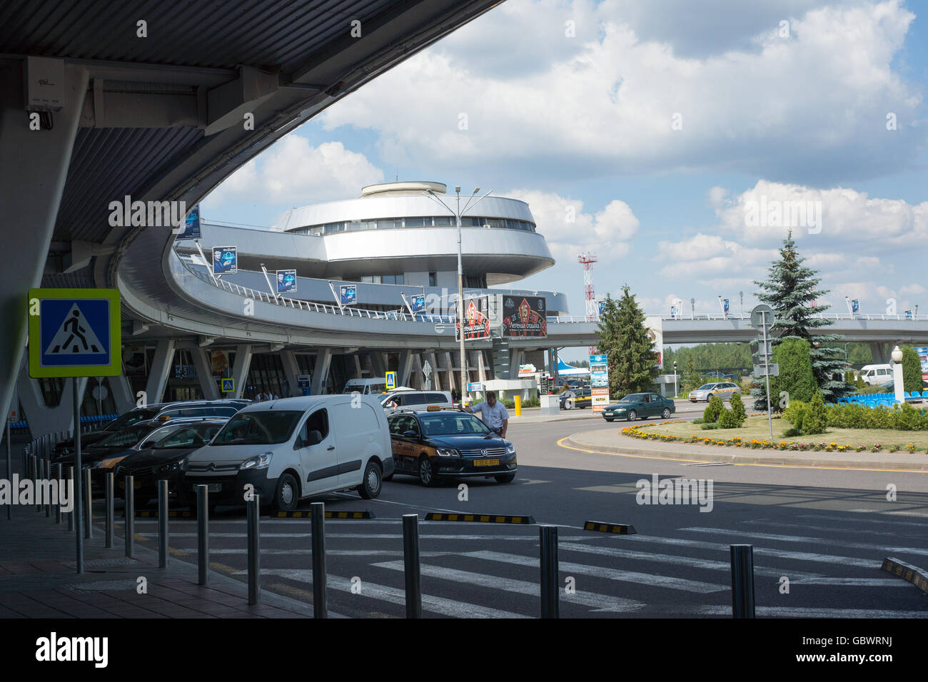 Minsk, Belarus - 19 juin 2016 : bâtiment de l'aéroport et un parking voitures col greeters Banque D'Images