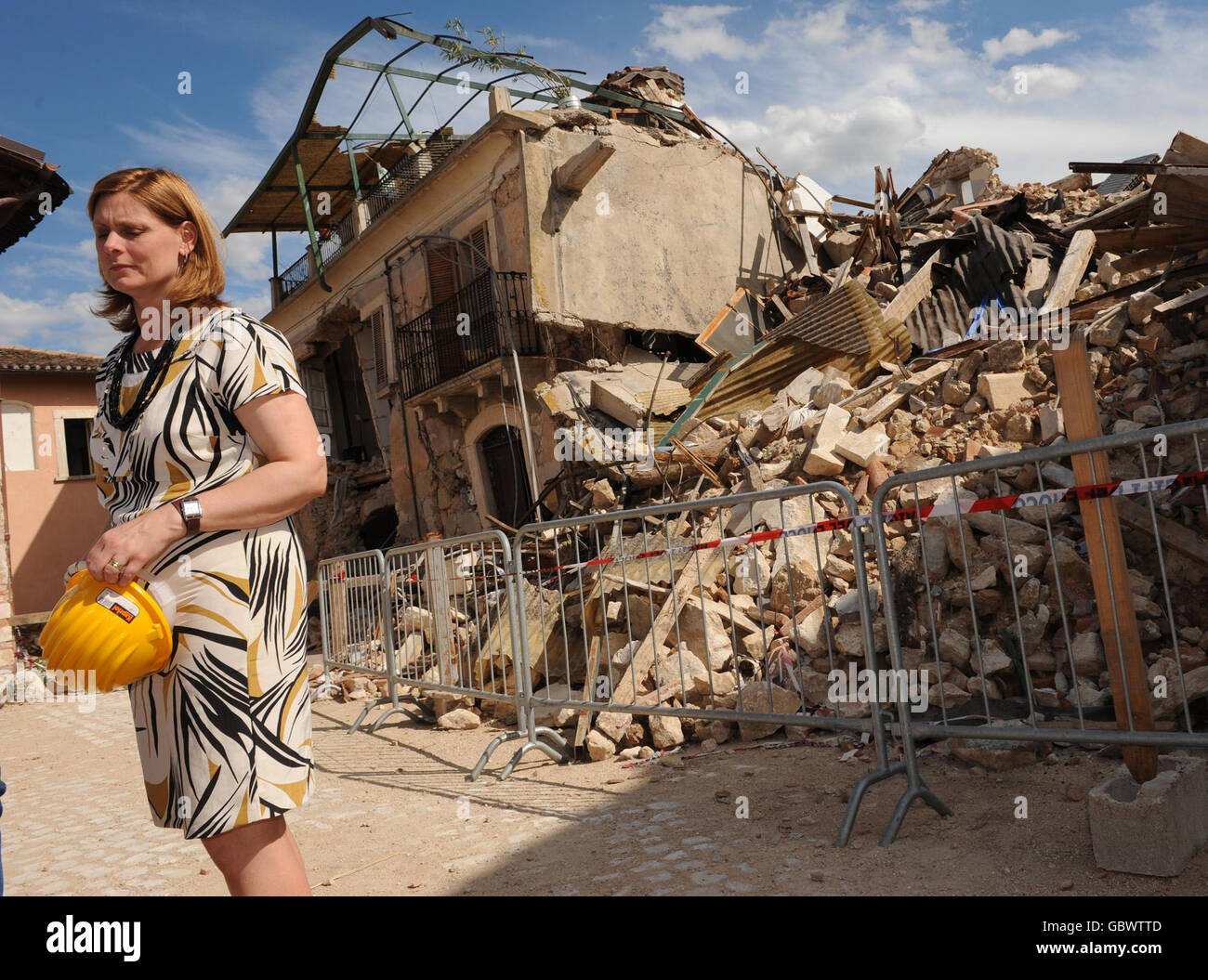 Sarah Brown visite le village ruiné d'Onna près de l'Aquila, en Italie, qui était à l'épicentre du tremblement de terre qui a frappé la région le 6 avril 2009. Banque D'Images