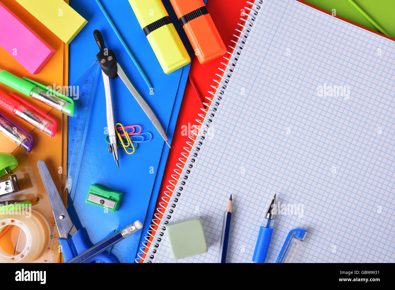 Arrière-plan avec l'école ou le matériel de bureau. Feuilles à carreaux avec ordinateur portable et de l'espace pour titre. Vue d'en haut Banque D'Images