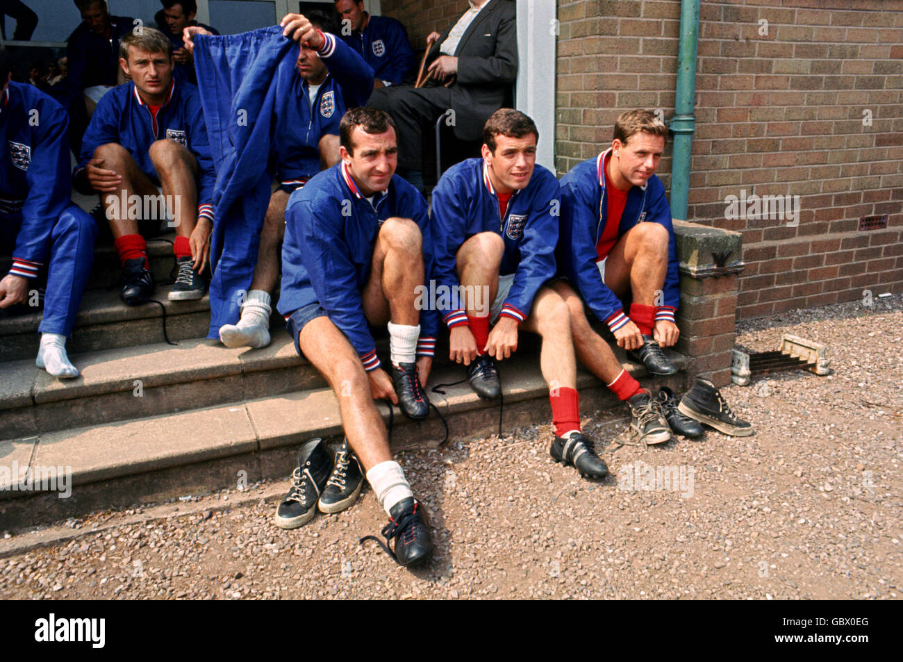 Les candidats à l'équipe de la coupe du monde d'Angleterre mettent leurs chaussures pour une séance d'entraînement : (première rangée, l-r) Gerry Byrne, Ian Callaghan et Gordon Milne ; (deuxième rangée, l-r) Roger Hunt, Jimmy Greaves ; (dernière rangée, l-r) Ron Flowers, John Connelly, George Cohen Banque D'Images