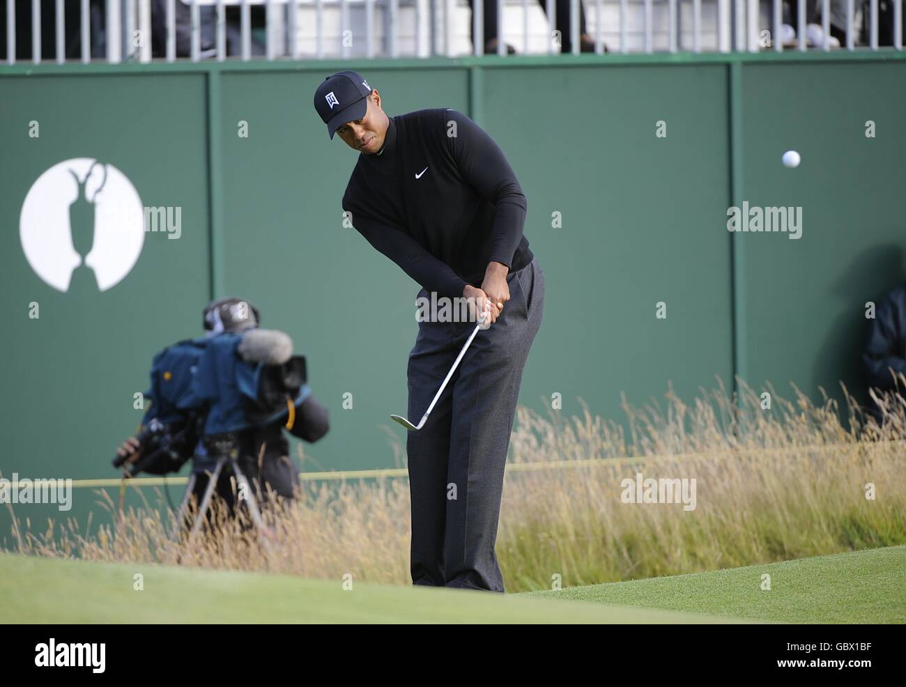 Le Tiger Woods des États-Unis en action au dix-huitième trou pendant la deuxième journée du championnat ouvert au Turnberry Golf Club. Banque D'Images
