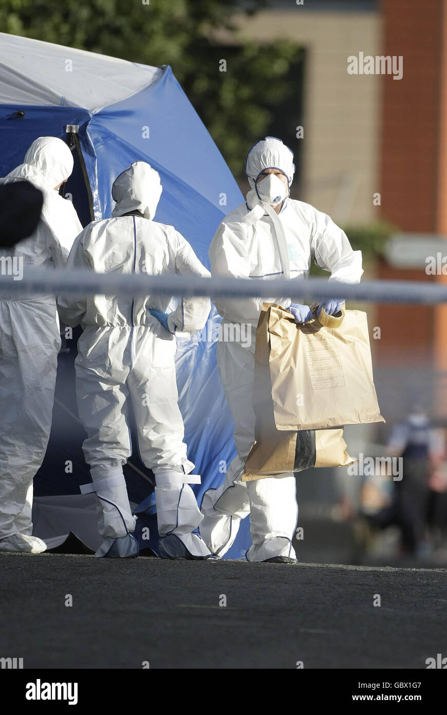 Homme tué par balle.Gardai enlever la preuve de la scène où un homme dans ses années vingt a été abattu à Ballyfermot, Co Dublin. Banque D'Images