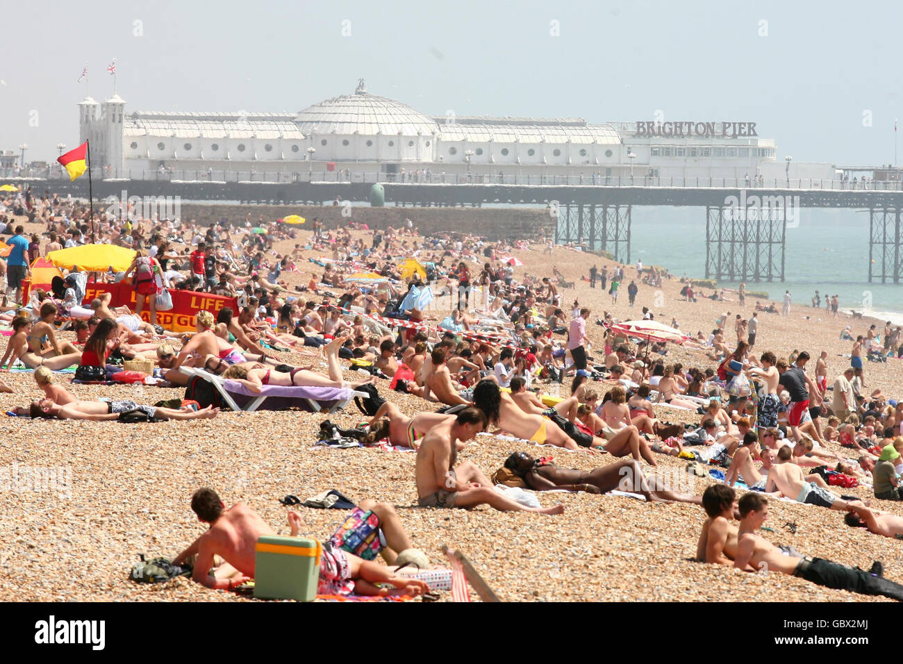 Une vue générale de la plage de Brighton à Brighton, dans l'est du Sussex, pendant que le temps chaud se poursuit. Banque D'Images